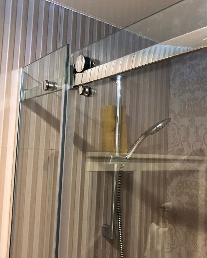 Стеклянная душевая кабина